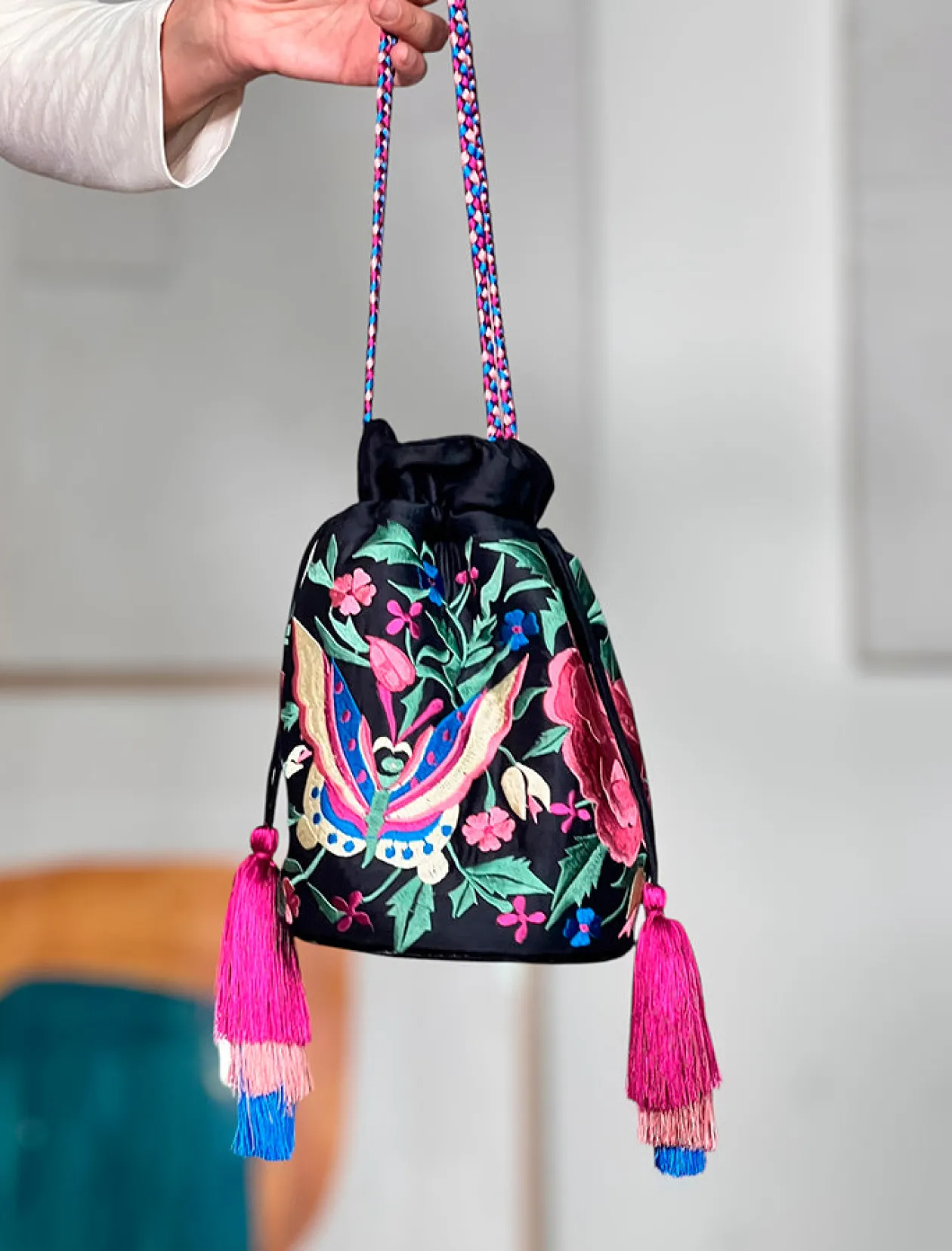 Bolso pochette seda bordada negro